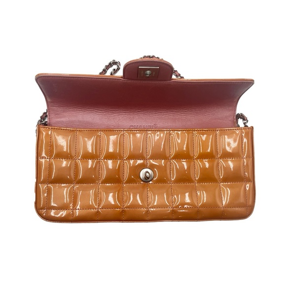 ✨$1,999✨ Chanel Patent Leather Chocolate Bar Bag - Picture 4 of 6